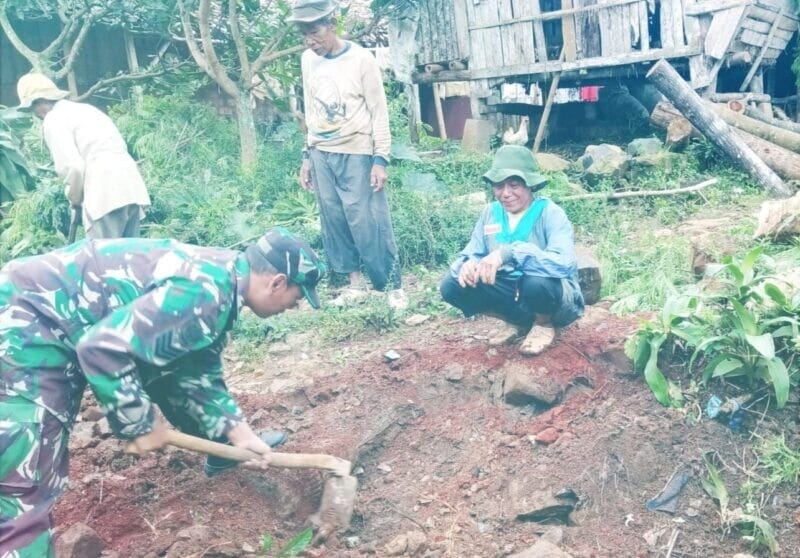 Babinsa Koramil 2212/Tegalbuleud Bersama Warga Laksanakan Karya Bakti Pembenahan Jalan di Desa Bangbayang 1 Babinsa Koramil 2212/Tegalbuleud Bersama Warga Laksanakan Karya Bakti Pembenahan Jalan di Desa Bangbayang