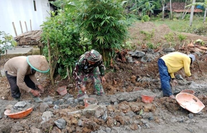 Babinsa Koramil 2206/Parakansalak Laksanakan Karya Bakti Perbaikan Parit Bersama Warga 1 Babinsa Koramil 2206/Parakansalak Laksanakan Karya Bakti Perbaikan Parit Bersama Warga