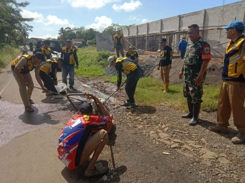 Babinsa Koramil 2215/Ciemas Laksanakan Bakti Pembangunan dan Pemeliharaan Jalan di Desa Tamanjaya 1 Babinsa Koramil 2215/Ciemas Laksanakan Bakti Pembangunan dan Pemeliharaan Jalan di Desa Tamanjaya
