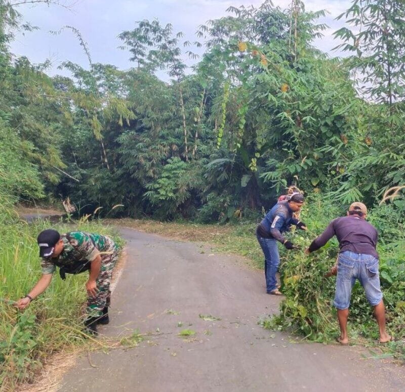 Babinsa Koramil 2211/Sagaranten Laksanakan Karya Bakti Pembersihan Badan Jalan Desa di Cidolog 1 Babinsa Koramil 2211/Sagaranten Laksanakan Karya Bakti Pembersihan Badan Jalan Desa di Cidolog