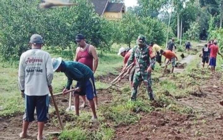 Babinsa Koramil 2214/Surade Bersama Warga Laksanakan Bhakti Pembersihan Lingkungan 11