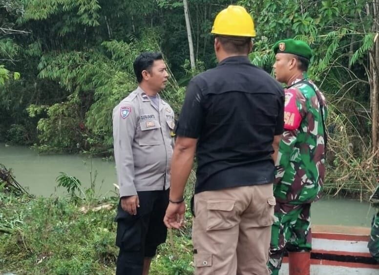 Babinsa Koramil 2212/Tegalbuleud Laksanakan Komsos Bersama Tokoh Masyarakat di Desa Calingcing 1 Babinsa Koramil 2212/Tegalbuleud Laksanakan Komsos Bersama Tokoh Masyarakat di Desa Calingcing