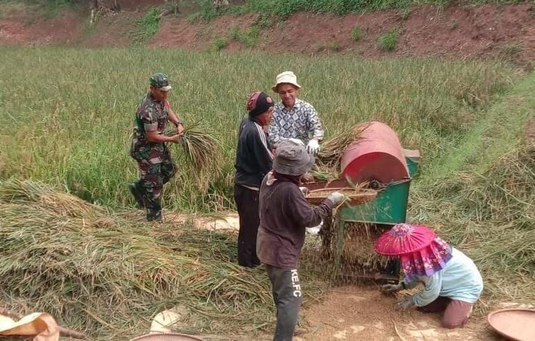 Babinsa Koramil 2207/Jampangtengah Laksanakan Pengecekan Pompa Air di Desa Neglasari 5
