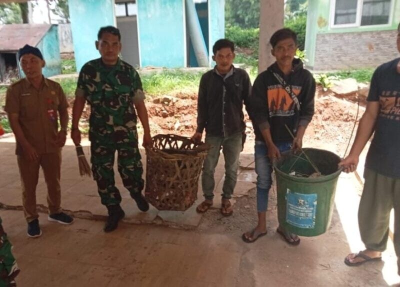 Babinsa Koramil 2215/Ciemas Laksanakan Bakti Pembersihan Lingkungan Pasar Rakyat 1 Babinsa Koramil 2215/Ciemas Laksanakan Bakti Pembersihan Lingkungan Pasar Rakyat