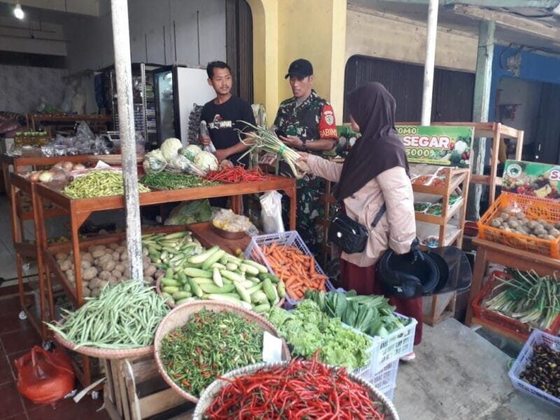 Babinsa Koramil 2213/Jampangkulon Cek Harga Sembako Jelang Idul Fitri 1 Babinsa Koramil 2213/Jampangkulon Cek Harga Sembako Jelang Idul Fitri