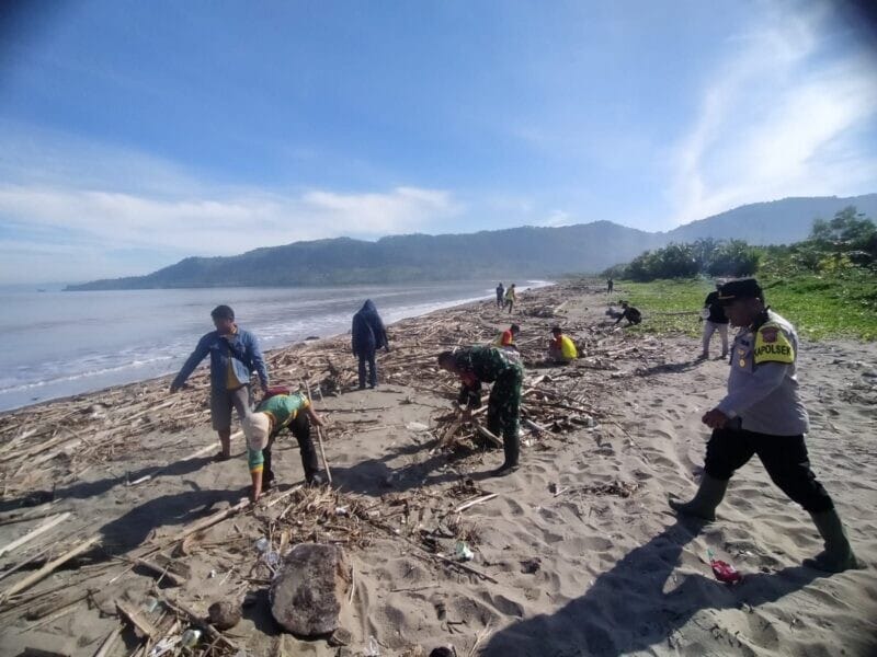 Babinsa Koramil 2215/Ciemas Laksanakan Bakti Pembersihan Pantai Palampang Geopark Ciletuh 1 Babinsa Koramil 2215/Ciemas Laksanakan Bakti Pembersihan Pantai Palampang Geopark Ciletuh