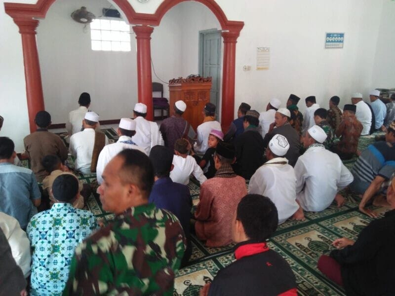 Babinsa Koramil 2212/Tegalbuleud Bersama Forkopimcam Laksanakan Sholat Idul Fitri di Desa Buniasih 1 Babinsa Koramil 2212/Tegalbuleud Bersama Forkopimcam Laksanakan Sholat Idul Fitri di Desa Buniasih