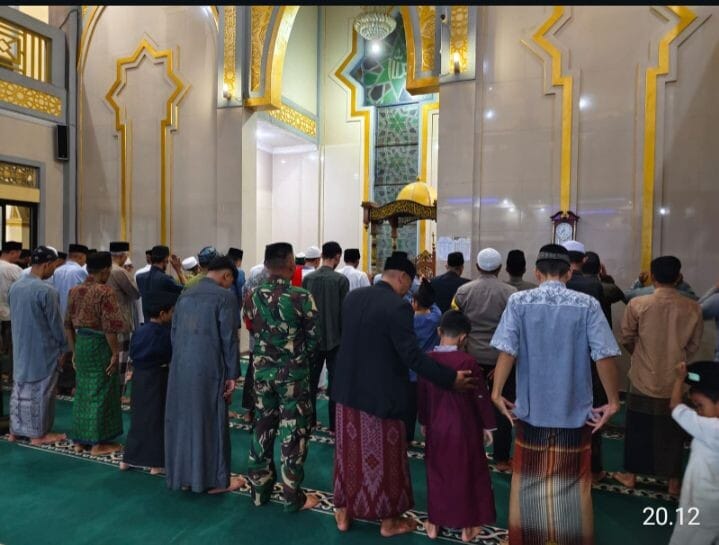 Babinsa Koramil 2206/Parakansalak Laksanakan Sholat Idul Fitri Bersama Warga 1 Babinsa Koramil 2206/Parakansalak Laksanakan Sholat Idul Fitri Bersama Warga