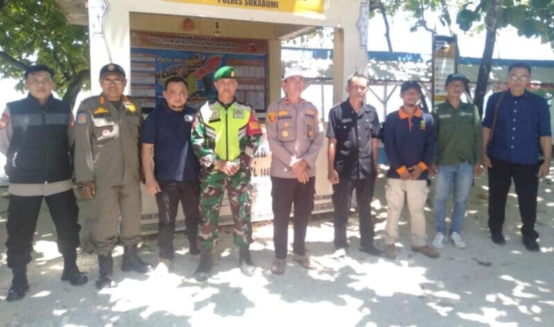 Babinsa Koramil 2214/Surade Laksanakan Pengamanan Hari Lebaran di Pos Pantai Cibuaya 1 Babinsa Koramil 2214/Surade Laksanakan Pengamanan Hari Lebaran di Pos Pantai Cibuaya