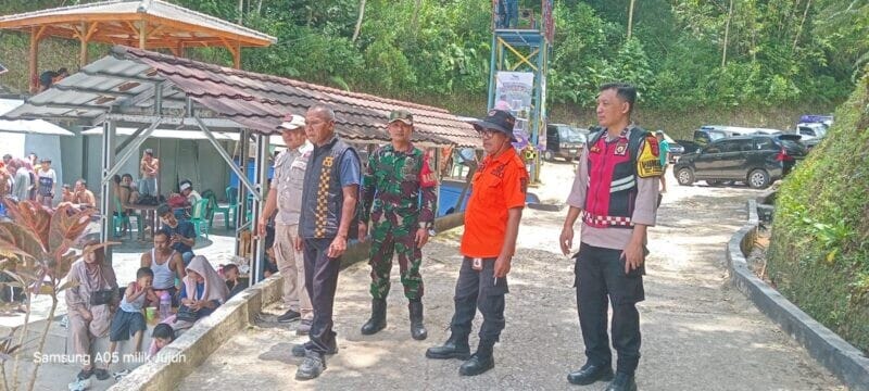 Babinsa Koramil 2206/Parakansalak Laksanakan Monitoring Tempat Wisata 1 Babinsa Koramil 2206/Parakansalak Laksanakan Monitoring Tempat Wisata
