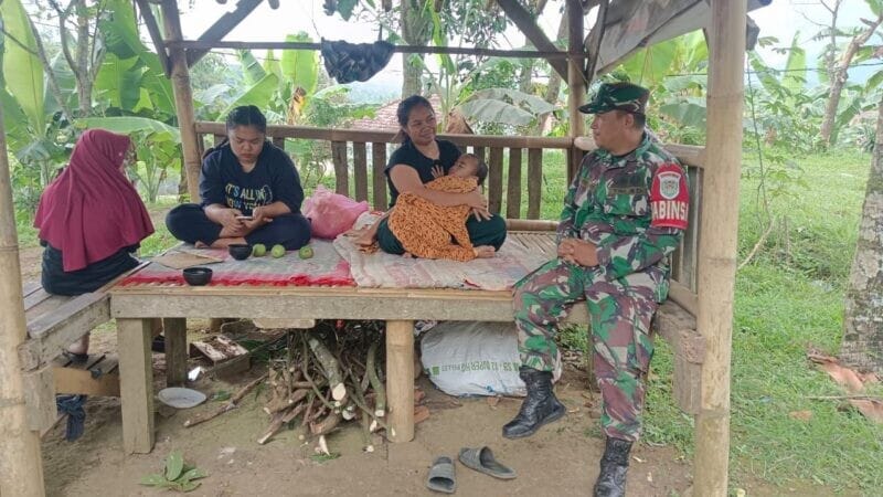 Babinsa Koramil 2206/Parakansalak Laksanakan Komsos dengan Warga Desa Sukakersa 1 Babinsa Koramil 2206/Parakansalak Laksanakan Komsos dengan Warga Desa Sukakersa