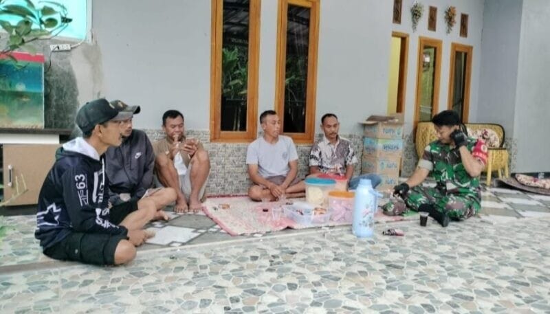Babinsa Koramil 2209/Lengkong Laksanakan Komsos dengan Warga di Desa Langkapjaya 3