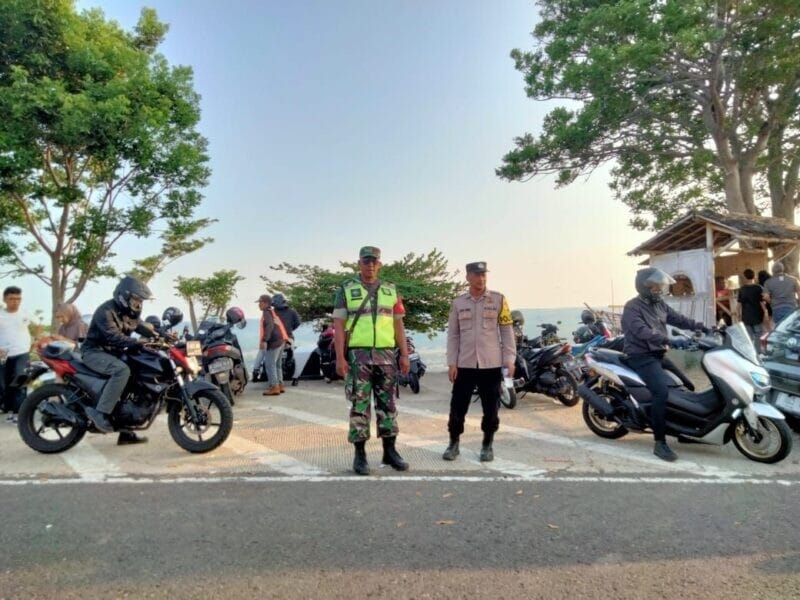 Babinsa Koramil 2215/Ciemas Laksanakan Pengamanan Jalur Wisata Geopark Ciletuh 1 Babinsa Koramil 2215/Ciemas Laksanakan Pengamanan Jalur Wisata Geopark Ciletuh