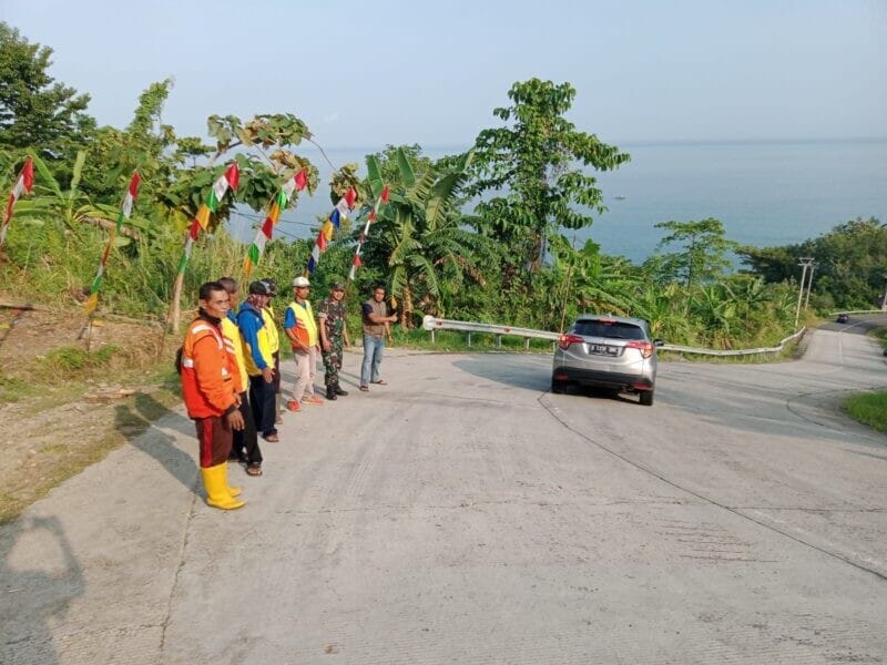 Babinsa Koramil 2215/Ciemas Laksanakan Pengamanan Jalur Wisata Geopark Ciletuh 2