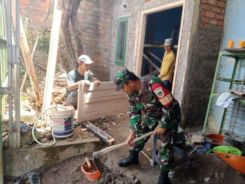 Babinsa Koramil 2213/Jampangkulon Laksanakan Kegiatan Bakti Bersama Warga 1 Babinsa Koramil 2213/Jampangkulon Laksanakan Kegiatan Bakti Bersama Warga