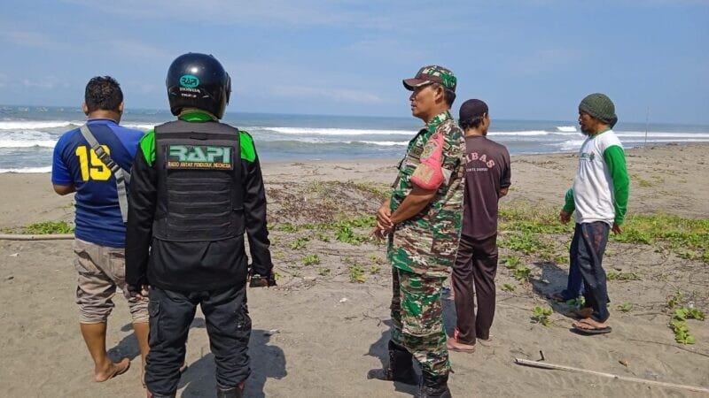 Babinsa Koramil 2212/Tegalbuleud Laksanakan Pengamanan Wisata di Muara Cikaso 5