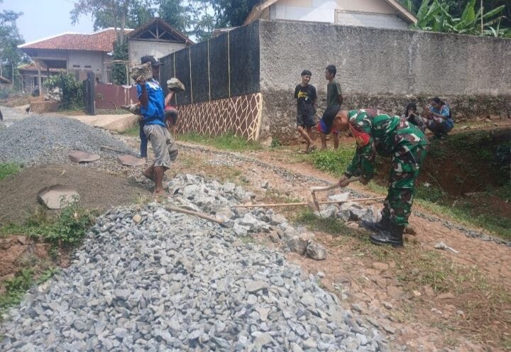 Babinsa Koramil 2210/Pabuaran Laksanakan Karya Bhakti Bersama Warga di Desa Bantarsari 1 Babinsa Koramil 2210/Pabuaran Laksanakan Karya Bhakti Bersama Warga di Desa Bantarsari