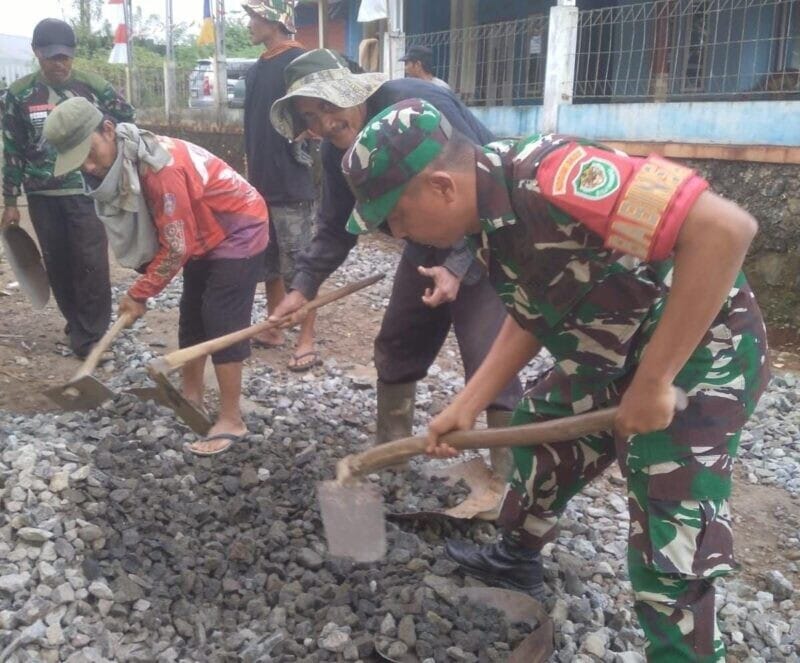 Babinsa Koramil 2207/Jampangtengah Bersama Warga Laksanakan Karya Bakti Pengerasan Jalan Desa 1 Babinsa Koramil 2207/Jampangtengah Bersama Warga Laksanakan Karya Bakti Pengerasan Jalan Desa