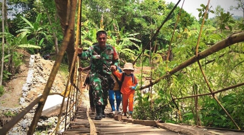 Babinsa Koramil 2201/Cisolok Bantu Warga dan Anak Sekolah Menyeberangi Jembatan Gantung Cihujung yang Rusak 9