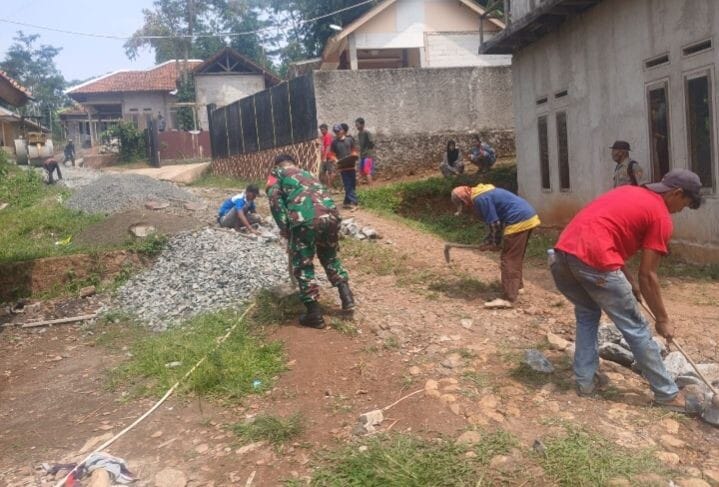 Babinsa Koramil 2210/Pabuaran Laksanakan Karya Bhakti Bersama Warga di Kp. Tegal Datar 1 Babinsa Koramil 2210/Pabuaran Laksanakan Karya Bhakti Bersama Warga di Kp. Tegal Datar