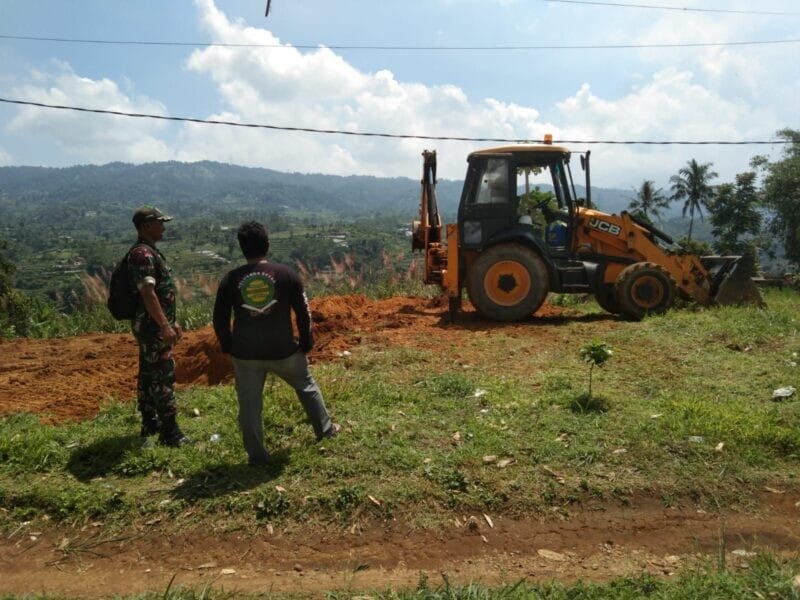 Babinsa Koramil 2205/Kalapanunggal Dampingi Perataan Tanah Pembangunan KDKMP di Desa Cihamerang 1 Babinsa Koramil 2205/Kalapanunggal Dampingi Perataan Tanah Pembangunan KDKMP di Desa Cihamerang