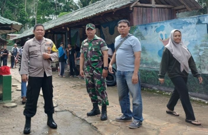 Sinergitas TNI-Polri Amankan Objek Wisata Waterboom di Kecamatan Lengkong 1 Sinergitas TNI-Polri Amankan Objek Wisata Waterboom di Kecamatan Lengkong