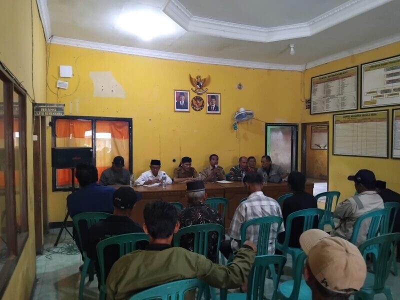 Babinsa Koramil 2213/Jampang Kulon Desa Karang Mekar Hadiri Musyawarah Desa Bersama Warga 1 Babinsa Koramil 2213/Jampang Kulon Desa Karang Mekar Hadiri Musyawarah Desa Bersama Warga