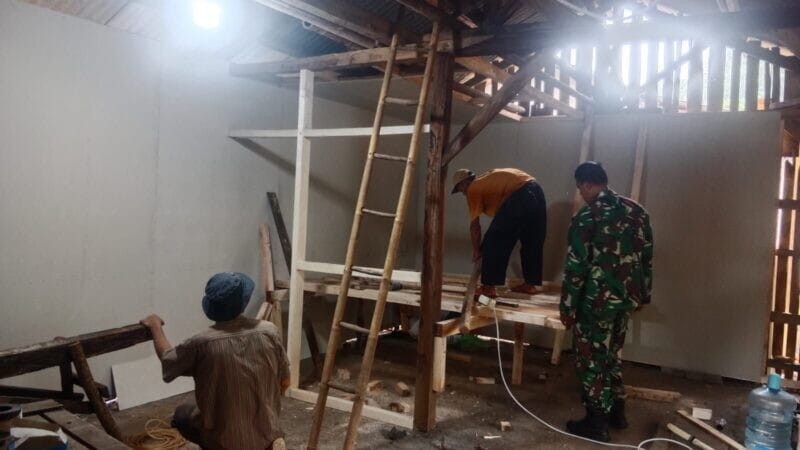 Babinsa Koramil 2215/Ciemas Bantu Perbaikan Rumah Warga di Desa Cibenda 10