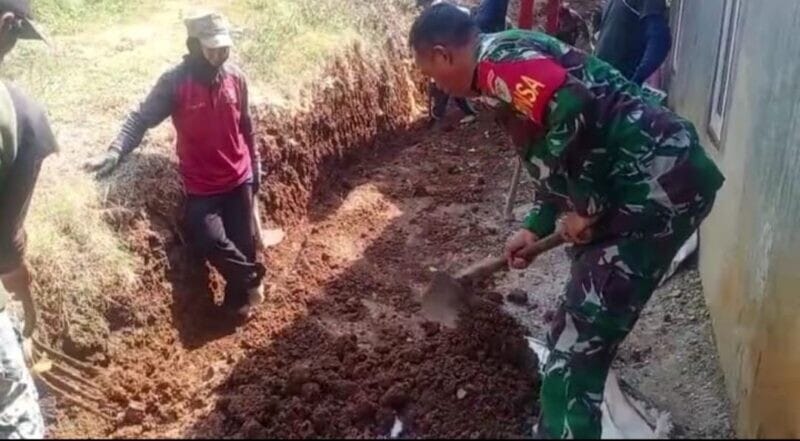 Babinsa Koramil 2209/Lengkong Bersama Warga Laksanakan Karya Bakti Pembangunan TPT 5