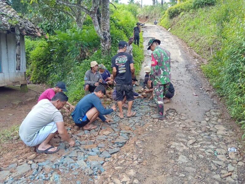 Babinsa Koramil 2215/Ciemas Laksanakan Bakti Perbaikan Jalan di Kampung Cigulusur 1 Babinsa Koramil 2215/Ciemas Laksanakan Bakti Perbaikan Jalan di Kampung Cigulusur