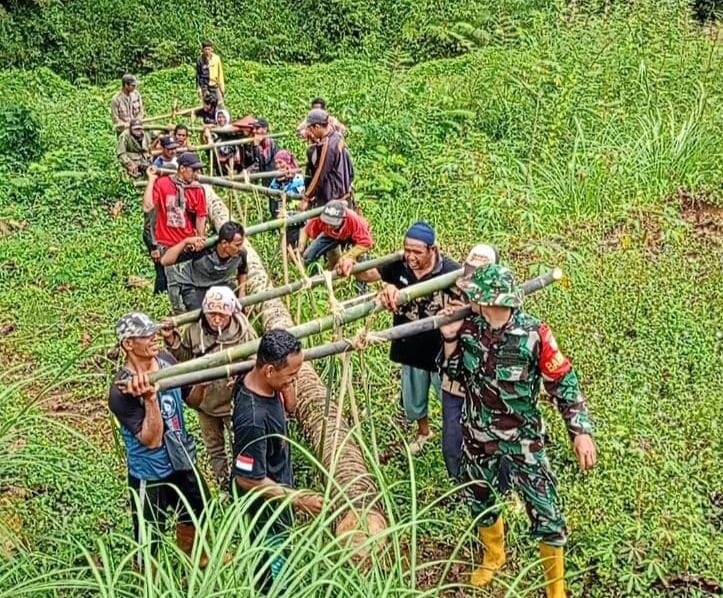 Babinsa Koramil 2209/Lengkong Bersama Warga Gotong Royong Bangun Jembatan Sementara 2
