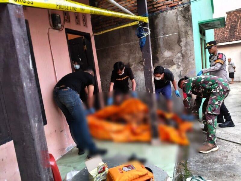 BABINSA KORAMIL 2201/CISOLOK BERSAMA POLSEK LAKSANAKAN CEK TKP TEMU MAYAT DI RUMAH KONTRAKAN 1 BABINSA KORAMIL 2201/CISOLOK BERSAMA POLSEK LAKSANAKAN CEK TKP TEMU MAYAT DI RUMAH KONTRAKAN