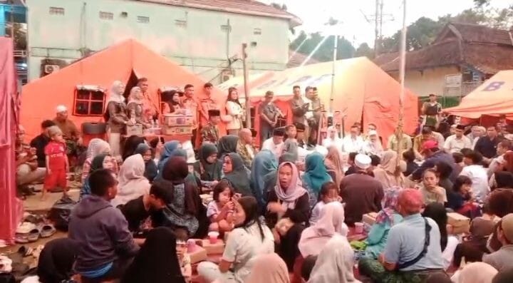 DANDIM 0622/KAB. SUKABUMI HADIRI PENYERAHAN BANTUAN PEMDA DAN BUKA PUASA BERSAMA WARGA TERDAMPAK BENCANA PERGERAKAN TANAH 1