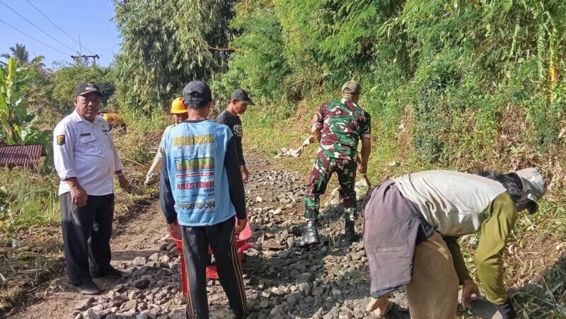 Babinsa Koramil 2205/Kalapanunggal Laksanakan Pemeliharaan dan Pembersihan Jalan di Desa Cihamerang 1 Babinsa Koramil 2205/Kalapanunggal Laksanakan Pemeliharaan dan Pembersihan Jalan di Desa Cihamerang