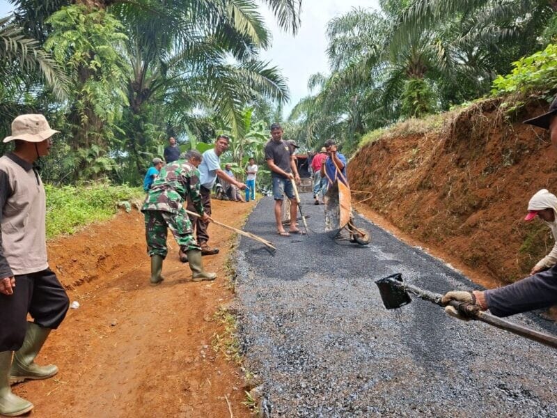 Babinsa Koramil 2204/Cikidang Laksanakan Bhakti Pengaspalan Jalan Desa Nangkakoneng 1 Babinsa Koramil 2204/Cikidang Laksanakan Bhakti Pengaspalan Jalan Desa Nangkakoneng