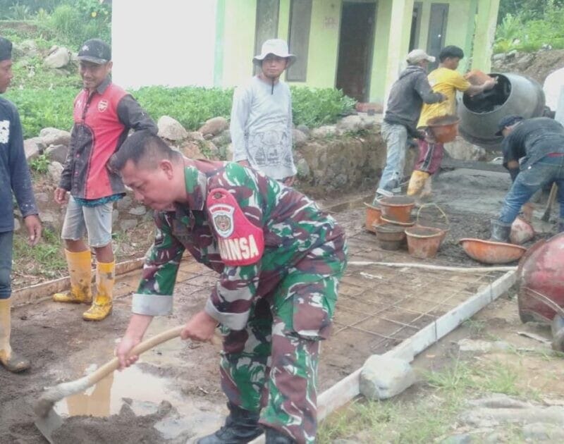 Babinsa Koramil 2202/Palabuhanratu Laksanakan Pengecoran Jalan di Desa Sangrawayan 1 Babinsa Koramil 2202/Palabuhanratu Laksanakan Pengecoran Jalan di Desa Sangrawayan