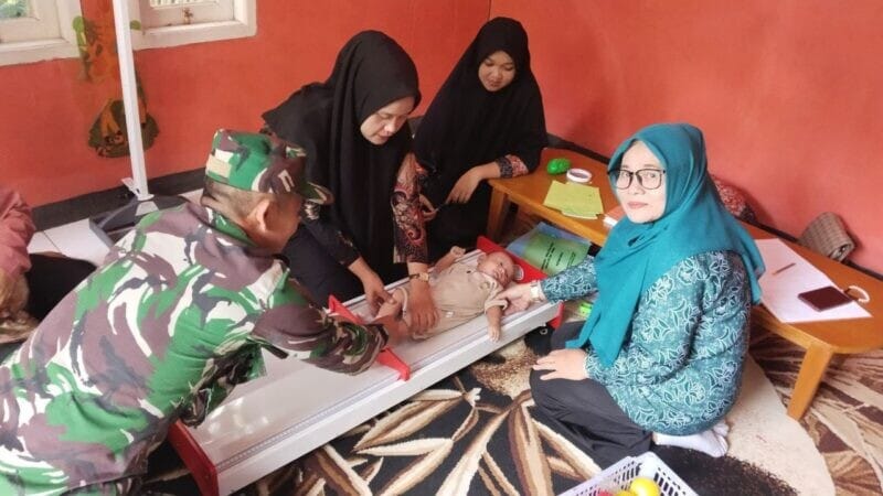 Babinsa Koramil 2208/Nyalindung Dampingi Penimbangan Balita di Posyandu Anyelir 1 Babinsa Koramil 2208/Nyalindung Dampingi Penimbangan Balita di Posyandu Anyelir