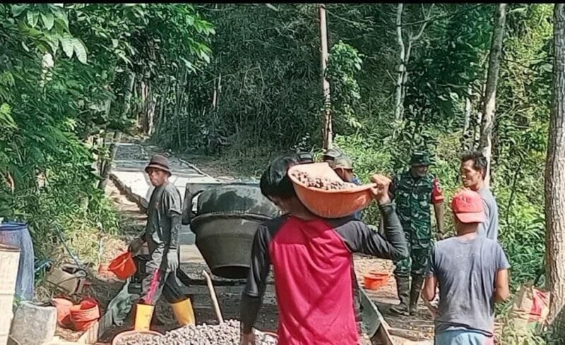 Babinsa Koramil 2207/Jampangtengah Laksanakan Karbak Pengerasan Jalan Bersama Warga 1 Babinsa Koramil 2207/Jampangtengah Laksanakan Karbak Pengerasan Jalan Bersama Warga