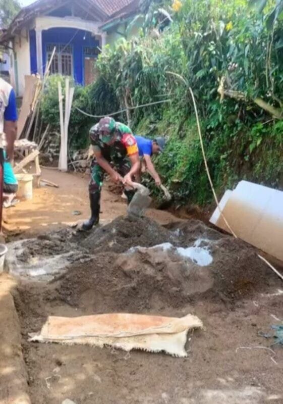 Babinsa Koramil 2201/Cisolok Monitoring Pembangunan KDKMP di Desa Sirnaresmi 1 Babinsa Koramil 2201/Cisolok Monitoring Pembangunan KDKMP di Desa Sirnaresmi