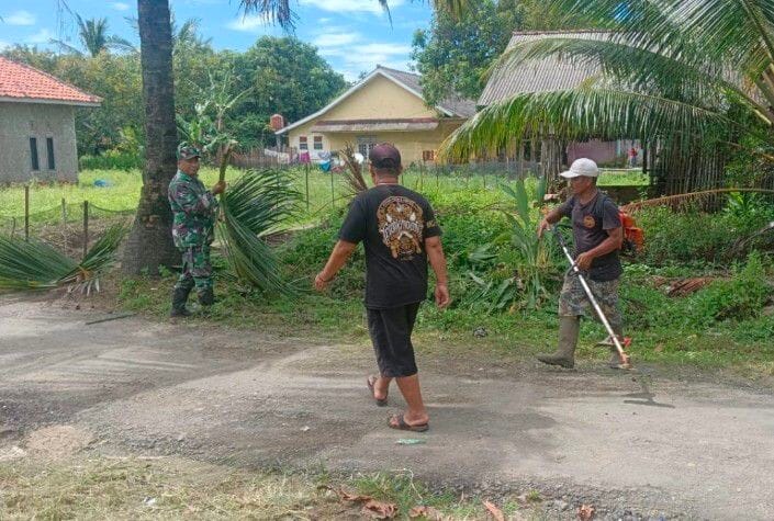 Babinsa Koramil 2206/Parakansalak Laksanakan Karya Bakti Pembersihan Jalan 1 Babinsa Koramil 2206/Parakansalak Laksanakan Karya Bakti Pembersihan Jalan