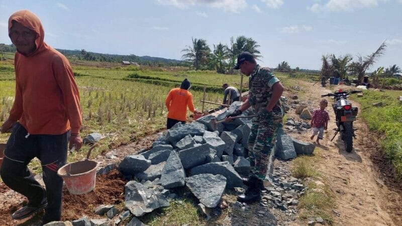 Babinsa Koramil 2214/Surade Laksanakan Karya Bakti Pembangunan Saluran Irigasi Bersama Poktan 1 Babinsa Koramil 2214/Surade Laksanakan Karya Bakti Pembangunan Saluran Irigasi Bersama Poktan