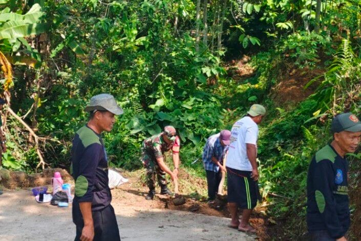 Babinsa Koramil 2206/Parakansalak Laksanakan Karya Bakti Pembersihan Jalan di Desa Bojongasih 1 Babinsa Koramil 2206/Parakansalak Laksanakan Karya Bakti Pembersihan Jalan di Desa Bojongasih