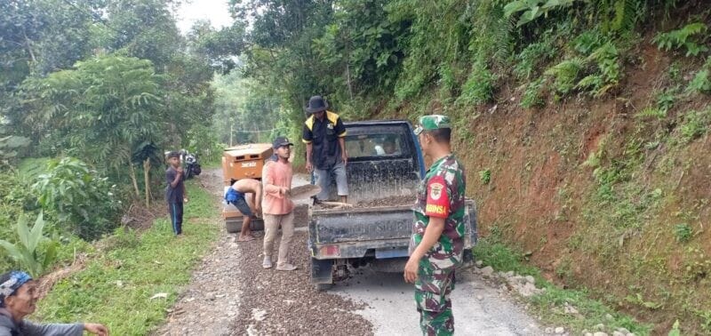 Babinsa Koramil 2205/Kalapanunggal Laksanakan Bakti Pemeliharaan dan Perbaikan Jalan 10