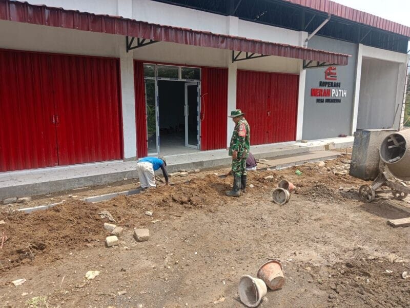 Babinsa Koramil 2206/Parakansalak Dampingi Pembangunan KDKMP di Desa Sukakersa 1 Babinsa Koramil 2206/Parakansalak Dampingi Pembangunan KDKMP di Desa Sukakersa