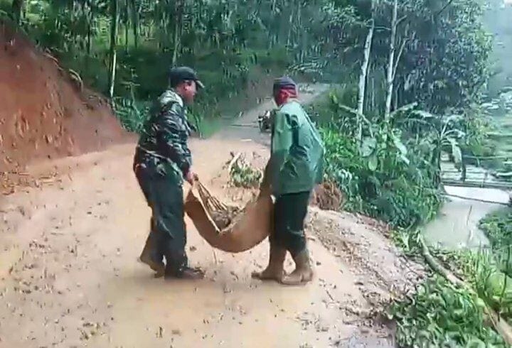 Babinsa Koramil 2204/Cikidang Laksanakan Bhakti Perbaikan Jalan Desa Cijambe 1 Babinsa Koramil 2204/Cikidang Laksanakan Bhakti Perbaikan Jalan Desa Cijambe