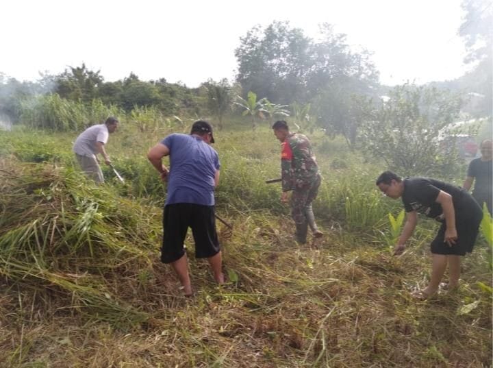 Babinsa Koramil 2214/Surade Laksanakan Karya Bakti Pembersihan Lingkungan Bersama Warga 1 Babinsa Koramil 2214/Surade Laksanakan Karya Bakti Pembersihan Lingkungan Bersama Warga