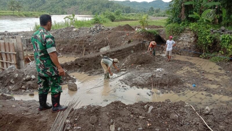 Babinsa Koramil 2202/Palabuhanratu Laksanakan Karya Bakti Perbaikan Jalan Desa Mekarasih 1 Babinsa Koramil 2202/Palabuhanratu Laksanakan Karya Bakti Perbaikan Jalan Desa Mekarasih