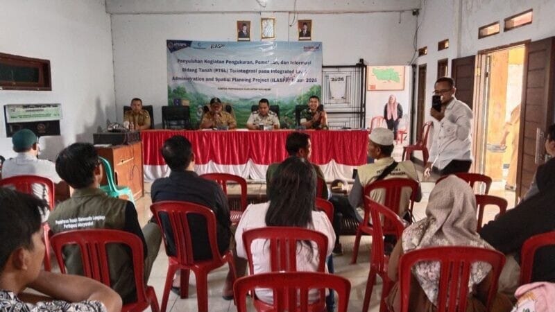 Babinsa Koramil 2208/Nyalindung Sosialisasikan Program PTSL kepada Warga Desa Neglasari 1 Babinsa Koramil 2208/Nyalindung Sosialisasikan Program PTSL kepada Warga Desa Neglasari