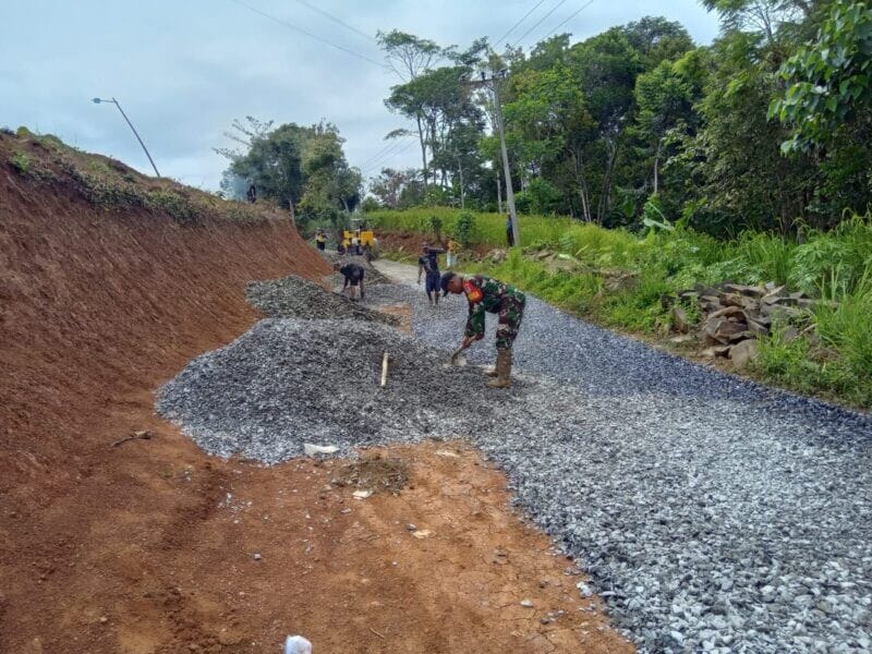 Babinsa Koramil 2215/Ciemas Bersama Warga Laksanakan Bakti Perbaikan Jalan 1 Babinsa Koramil 2215/Ciemas Bersama Warga Laksanakan Bakti Perbaikan Jalan
