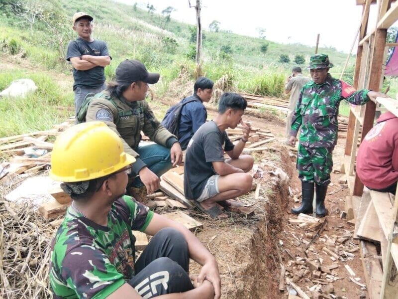 Babinsa Koramil 2209/Lengkong Bersama Warga Laksanakan Karya Bakti Perbaikan Jalan 1 Babinsa Koramil 2209/Lengkong Bersama Warga Laksanakan Karya Bakti Perbaikan Jalan